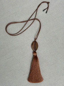 Collier long à pendentif en pompon marron, collier bohème élégant fait à la main, bijoux de mode pour femmes - Product Image 4