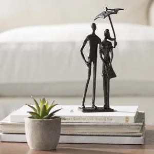 Sculpture artisanale en bronze de couple avec parapluie, figurine artistique pour décoration de table, thème amour contemporain, décoration intérieure - Product Image 3