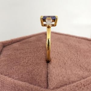 Bague de fiançailles en or jaune 10K massif avec saphir bleu taille radiant solitaire et baguettes latérales taille conique en zircon cubique – Cadeau idéal - Product Image 5
