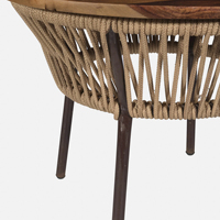 Table basse moderne industrielle en bois de manguier massif avec plateau rond en métal et panier en corde tressée, style table de salon