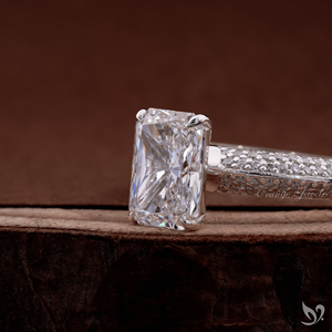 Anillo de compromiso con diamante cultivado en laboratorio de corte radiante de 2 quilates certificado por IGI en oro blanco de 10 quilates con banda micro pavé. - Product Image 2