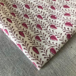 Tela de algodón estampada a mano – Diseño floral de enredaderas repetidas en color granate sobre base natural |   Venta al por Mayor de Textiles Indios - Product Image 4