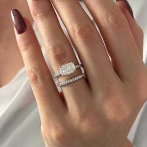 EAST WEST Ensemble de mariage avec diamant de laboratoire taille coussin allongé de 2 carats, pureté E VVS2, monture halo dissimulée, en or blanc 14k 18k, certifié IGI - Product Image 5