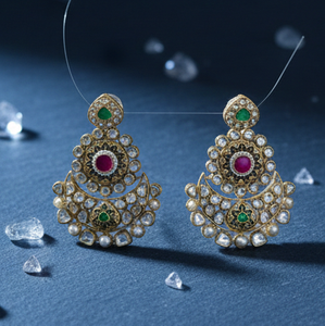 Boucles d'oreilles traditionnelles en pierre Kundan avec finition dorée pour mariages et occasions festives – Fournisseur de bijoux en gros pour le marché export - Product Image 4