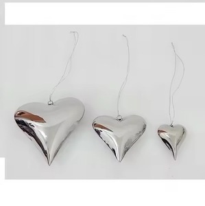 Adorno Navideño de Corazón de Metal Plateado Hecho a Mano, Pieza Decorativa Colgante para Interiores Festivos - Product Image 6
