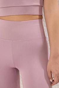 ชุดเซ็ตออกกำลังกาย 2 ชิ้น สีนู้ดแบบกำหนดเองสำหรับผู้หญิง เซ็กซี่ เอวสูง กระชับสัดส่วน ช่วยเก็บหน้าท้อง กางเกงเลกกิ้งและเสื้อชั้นในกีฬา - Product Image 4