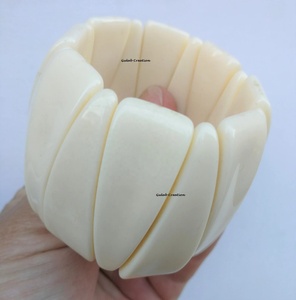 กำไลข้อมือลูกปัดเรซินสีขาวแบบโค้งทำมือกำไลคริสเตียนแบบกว้างสไตล์วินเทจตามสั่ง - Product Image 5