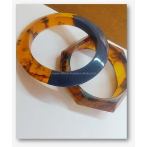 Bracelet en résine finition marbre fumé Bracelet large fait à la main Bijoux contemporains Accessoire minimaliste en résine pour un usage quotidien - Product Image 3