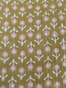 Sets de table modernes réversibles en coton matelassé à imprimé floral jaune, personnalisables et lavables en machine - Product Image 3