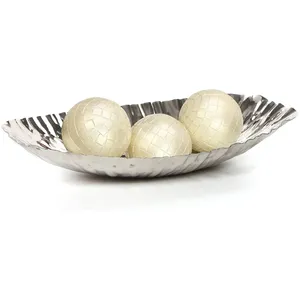Nouveau bol de service artisanal de designer avec des courbes fluides et une finition métallique authentique pour une restauration raffinée, sûr pour la consommation. - Product Image 3
