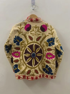 Abrigo de Invierno con Bordado Suzani Hecho a Mano en Jaipur, India, Chaqueta de Algodón, Ropa Boho para Festivales, Prenda Étnica Tradicional Hecha a Mano - Product Image 2