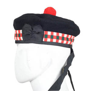 Sombreros de Kilt Hechos a Mano en Negro, Rojo y Verde, Gorro Tradicional Escocés Balmoral de Lana Original con Pompón Rojo y Plumas - Product Image 2