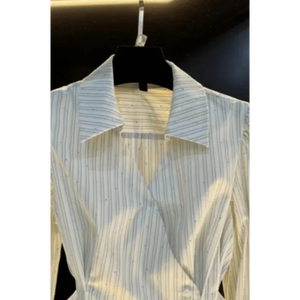 Chemisier asymétrique froncé à peplum, boutonné, manches longues bouffantes avec poignets boutonnés, fines rayures micro-striées - Product Image 3