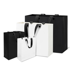 Bolsas de Compra de Papel Kraft Blancas y Negras Clásicas con Logotipo Personalizado, Asas Retorcidas, Laminación Doble Cara, Ecológicas y Ligeras - Product Image 1