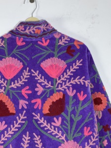 Chaqueta Suzani de Terciopelo Morado • Bordado Floral Rosa Rojo • Abrigo Estilo Bohemio Gitano • Chaqueta Artesanal para Festivales - Product Image 3