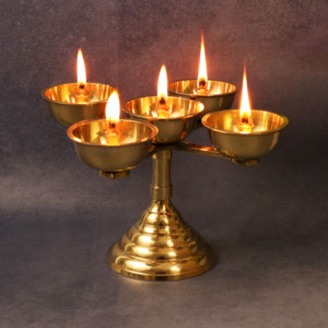 Lámpara de aceite tradicional de latón Pancha Pyali Deepam con soporte para cinco Diyas, hecha a mano, para el hogar, el templo, regalos y decoración. - Product Image 4