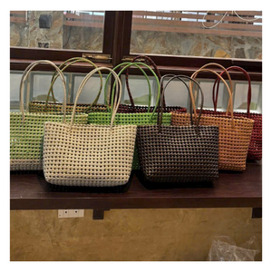 Sac à main carré unique et tendance, fabriqué à la main en PVC tressé, avec deux poignées, design ouvert, couleurs estivales contrastées, conçu pour les femmes - Product Image 5