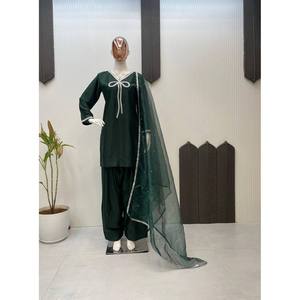 Ensemble de vêtements de fête pour femmes de créateur Top Bottom et Dupatta - Product Image 1