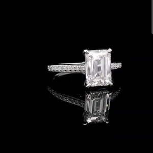 Bague de fiançailles et de mariage de luxe en or blanc 14 carats avec diamant synthétique de laboratoire taille émeraude de 2,0 carats et halo de diamants pour femme - Product Image 1