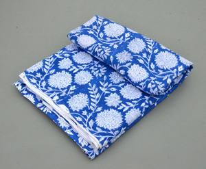 Tela de Algodón con Estampado a Mano Royal Indigo – Estampado Botánico Floral de Dalia Blanca Intensa para Ropa de Verano y Decoración - Product Image 5