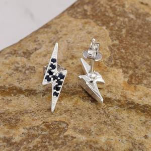 Pendientes de Plata 925 con Baño de Rodio y Ónix Negro, Diseño Geométrico de Rayo, Modernos, Unisex, Románticos, para Compromiso o Boda, Venta al Por Mayor - Product Image 3