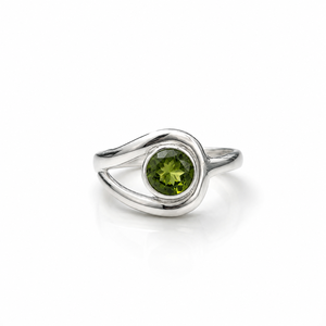 Bague en argent 925 artisanale avec pierre de péridot naturelle taille ronde, style minimaliste ondulé, pour mariage - Product Image 1