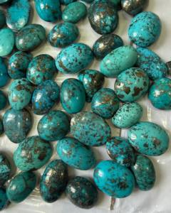 Lote de Cabujones de Turquesa Mixta AAA+++ – Gemas de Turquesa Natural Sueltas en Formas Surtidas para Fabricación de Joyas al por Mayor - Product Image 1