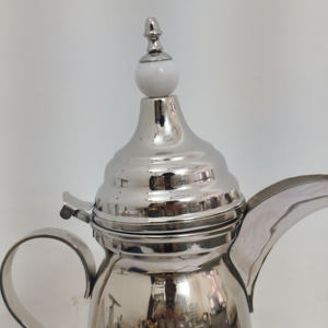 Base Calentadora Premium para Cafetera Árabe Dallah Plateada - Diseño Clásico 1L, Tetera Ecológica con Detalles de Mármol Blanco para Buffets y Eventos - Product Image 3