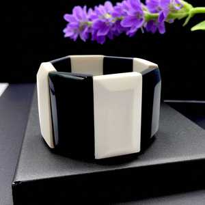 Bracelet extensible élastique fait main en résine colorée, motif géométrique large à carreaux biseautés, noir et blanc - Product Image 1