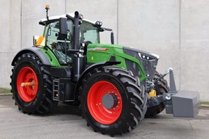 รถแทรกเตอร์ฟาร์ม Fendt 724 Vario 240 แรงม้า เกียร์ CVT ขับเคลื่อน 4 ล้อ เครื่องยนต์ดีเซล อุปกรณ์การเกษตรสมัยใหม่ พร้อมดีไซน์ห้องโดยสารที่สะดวกสบาย - Product Image 3