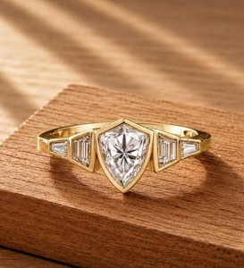 Anillo de Compromiso de Oro Sólido de 10K, 14K, 18K con Tres Diamantes Cultivados en Laboratorio con Corte Escudo, Certificados por IGI, Color DEF, Claridad VS VVS - Product Image 1