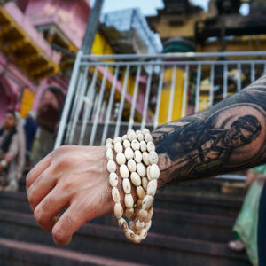 Collier de prière spirituel en bois Mala avec perles ovales grandes en forme de Tulsi – Collection en gros - Product Image 2