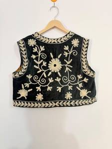 <b>Velvet</b> Suzani Embroidery Lightweight Cotton Streetwear Floral Vest <b>Coat</b> <b>Women</b> Ethnic Vest Designer Sleeveless Jacket Wholesale - Product Image 4