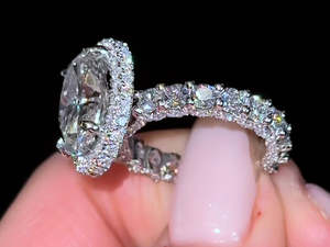 Bague en or blanc 14 carats avec diamant de laboratoire CVD ovale de 4 carats, couleur VS DEF, certifié IGI, serti halo - Product Image 2