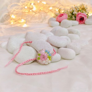 Rakhi de Diseño Étnico con Flores de Plástico Tejidas a Crochet y Centro de Perlas, Regalo Tradicional para Raksha Bandhan - Product Image 5