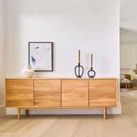 Meuble TV en chêne blanc massif et placage de qualité supérieure avec finition lisse et structure robuste, centre de divertissement contemporain