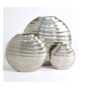 Vase à fleurs décoratif de table en aluminium métallisé foncé, élégant et luxueux, design sculptural texturé artistique - Product Image 2