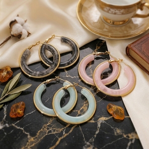 Nuevos Aretes de Aro Redondos de Resina y Acero Inoxidable Clásicos al por Mayor con Detalles en Dorado, Ideales para Regalo - Product Image 3