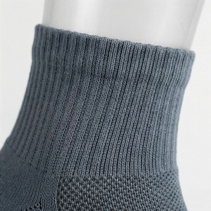 Chaussettes pour hommes à motif géométrique, tricotées, respirantes, en spandex et polyester, style sportif régulier pour le printemps - Product Image 4