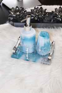 Bandeja de Baño de Resina con Escamas Plateadas, Azules y Blancas, Hecha a Mano y Ecológica, Dispensador de Jabón, Porta Brochas, Color y Tamaño Personalizables - Product Image 3