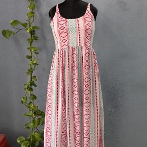 Robe longue maxi sans manches à col rond en coton 100% faite à la main pour femmes, légère, à motifs imprimés, pour la saison estivale - Product Image 1