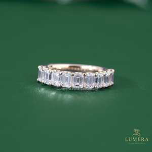 Anillo de boda clásico de media eternidad con diamantes de corte esmeralda y engastes de púas alternadas, con banda cómoda para uso diario. - Product Image 2
