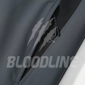 Chaqueta con Capucha Gris para Hombre, Cortavientos, Manga Larga, para Invierno y Actividades al Aire Libre, con Diseño de Rayo Estampado - Product Image 3