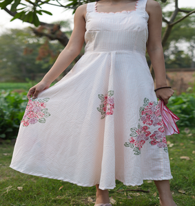 Robe élégante d'été à manches longues pour femmes, patchwork, écologique, lavable, vintage, en coton tissé, taille empire, légère, blanche - Product Image 1