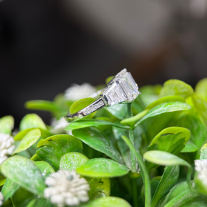 Bague à trois pierres en diamant taille émeraude 2,5 carats couleur D avec pierres latérales trapézoïdales en or 14 carats certifiée IGI pour fiançailles et mariage - Product Image 3