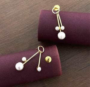 Pendientes de Plata de Ley 925 con Baño de Oro de 14K, Diseño Minimalista con Triple Perla, Joyería Moderna para Regalo - Product Image 6