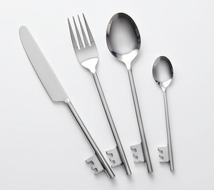 Juego de cubiertos con mango en forma de llave y acabado plateado, perfecto para cenas en casa, fiestas temáticas, decoración de cafeterías y presentaciones creativas de mesa. - Product Image 1