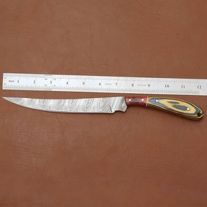 Cuchillo de caza hecho a mano con hoja de acero de Damasco, mango de madera Pakka y filo biselado. - Product Image 3
