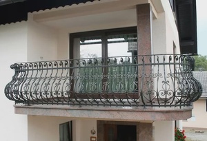 Rampe de balcon moderne en fer forgé avec design résistant à la rouille, installation facile pour villas et espaces extérieurs - Product Image 3