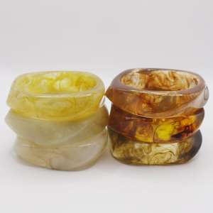 กำไลข้อมือเรซิ่นลายเส้นแบบดั้งเดิมคุณภาพดีที่สุดจาก UO เป็นมิตรกับสิ่งแวดล้อม ดีไซน์ทันสมัย น้ำหนักเบา ทำด้วยมือ เหมาะสำหรับผู้หญิง - Product Image 4